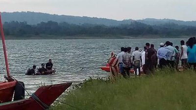 ফায়ার সার্ভিসের ডুবুরি দল তাকে উদ্ধার করেছে