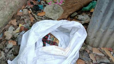 বস্তা থেকে উদ্ধার করা হয় শিশুটিকে