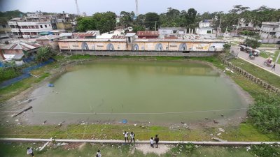 মিষ্টি পানির জন্য সংরক্ষিত একমাত্র পুকুরটিতে দোকানঘর নির্মাণের জন্য ইজারা বন্দোবস্ত দিয়েছে বাগেরহাট জেলা পরিষদ