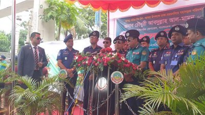 চান্দনা চৌরাস্তায় ঢাকা-ময়মনসিংহ মহাসড়ক পরিদর্শন শেষে ব্রিফিং করেন আইজিপি
