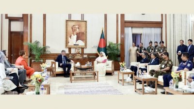 প্রধানমন্ত্রী শেখ হাসিনার সঙ্গে দেখা করেন জাতিসংঘের আন্ডার সেক্রেটারি জেনারেল জাঁ পিয়েরে ল্যাক্রোইক্স ও ক্যাথরিন পোলার্ড (ছবি: ফোকাস বাংলা)