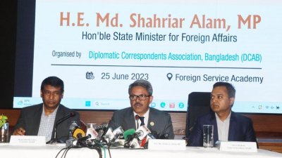 ডিপ্লোমেটিক করেসপন্ডেন্ট অ্যাসোসিয়েশন  আয়োজিত ‘ডিক্যাব টক’-এ বক্তব্য রাখছেন পররাষ্ট্র প্রতিমন্ত্রী শাহরিয়ার আলম