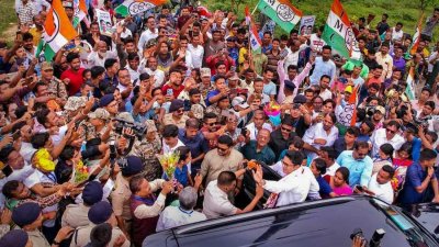 তৃণমূল কর্মীদের সঙ্গে অভিষেক বন্দ্যোপাধ্যায়। ছবি: পিটিআই