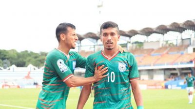 দশ নম্বর জার্সিতে গোলদাতা রাকিব।
