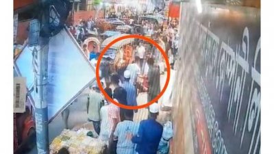 হামলার পর মাটিতে লুটিয়ে পড়েন ইজাজ