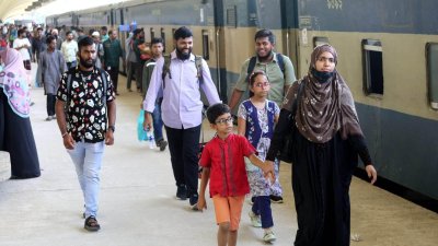 ট্রেন স্টেশনে চাপ নেই যাত্রীদের