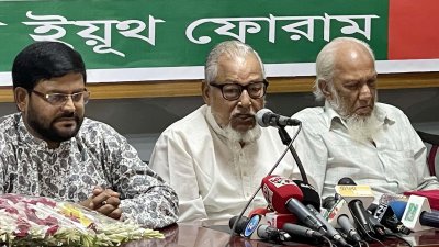 অনুষ্ঠানে বক্তব্য রাখছেন নজরুল ইসলাম খান