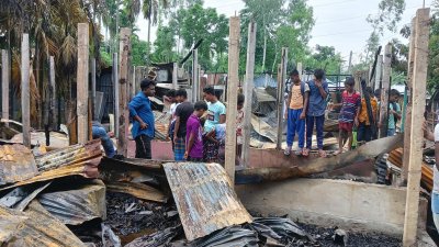 আগুনে পুড়েছে দোকান ঘর
