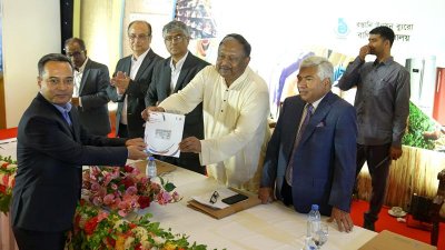 সম্মাননা নিচ্ছেন ‘স্নোটেক্স’ গ্রুপের প্রতিষ্ঠাতা ও ব্যবস্থাপনা পরিচালক এস এম খালেদ
