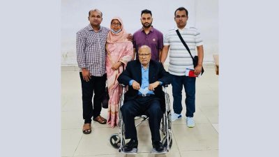 সিঙ্গাপুরের উদ্দেশে রওনা দেওয়ার আগে পরিবারের সঙ্গে খন্দকার মোশাররফ হোসেন
