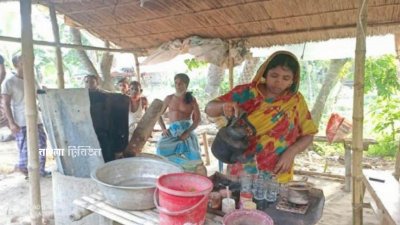 নিজের দোকানে চা বিক্রি করছেন ফরিদা খাতুন