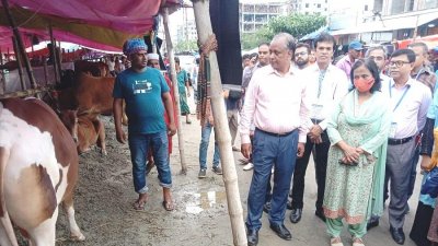 আফতাবনগরে পশুর হাট পরিদর্শন করেন মৎস্য ও প্রাণিসম্পদ মন্ত্রণালয়ের সচিব ড. নাহিদ রশীদ