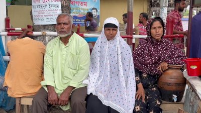 হারানো ছেলেকে ফিরে পেতে হিলি সীমান্তে অপেক্ষা করছেন মা-বাবা