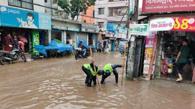 জলাবদ্ধতা নিরসনে কাজ করছে ডিএনসিসির কুইক রেসপন্স টিম
