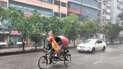 রাজধানীতে ঝুম বৃষ্টি হচ্ছে সকাল থেকে