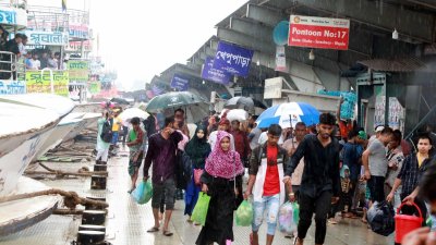 বৃষ্টি ও যানজটে ভোগান্তি সদরঘাটগামী নৌযাত্রীদের