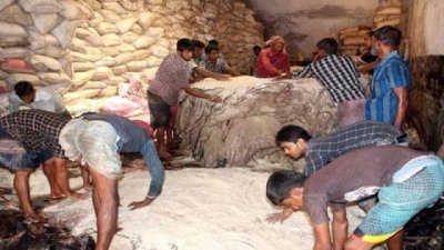 ট্যানারি কারখানায় কোরবানির চামড়া প্রক্রিয়াজাত করা হচ্ছে (ফাইল ফটো)