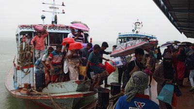 বৃষ্টি মাথায় নিয়েই ঈদে ঘরে ফিরছে মানুষ