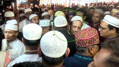 নামাজ শেষে খোকন সেরনিয়াবাতের সঙ্গে কোলাকুলি করেন সাদিক আব্দুল্লাহ