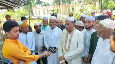 ঈদের নামাজ শেষে কথা বলছেন তথ্যমন্ত্রী