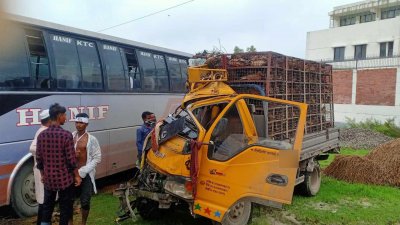দুর্ঘটনা বাস ও পিকআপ ভ্যান