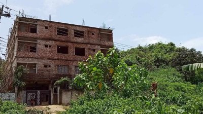 সরকারি জমি দখল করে গড়ে ওঠা ভবন