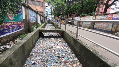 আবর্জনায় প্রায় ভরাট হয়ে গেছে খাল
