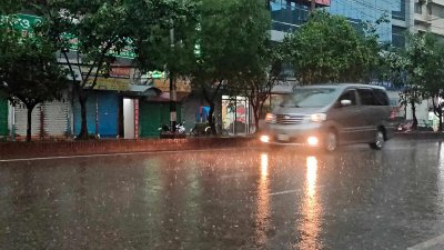 রাজধানীতে শুক্রবার বিকালে শুরু হয়েছে বৃষ্টি