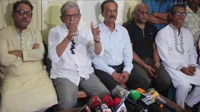 নিজ বাসভবনে সাংবাদিকদের সঙ্গে মতবিনিময় করেন মির্জা ফখরুল ইসলাম আলমগীর
