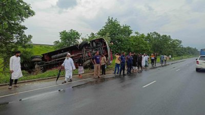 দুর্ঘটনা কবলিত বাস