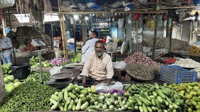 সবজি বিক্রি করছেন এক ব্যবসায়ী