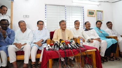 চট্টগ্রামের দেওয়ানজী পুকুর লেনের বাসভবনে ঈদের শুভেচ্ছা বিনিময়ে বক্তব্য দেন হাছান মাহমুদ