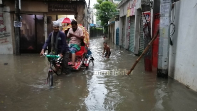 বৃষ্টির পানিতে ডুবে যায় কলাবাগানের লালফকিরের মাজার এলাকার সড়ক। ছবি: নাসিরুল ইসলাম