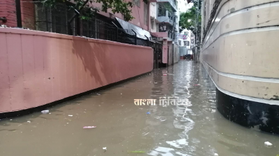 বৃষ্টির পানিতে ডুবে যায় কলাবাগানের লালফকিরের মাজার এলাকার সড়ক। ছবি: নাসিরুল ইসলাম