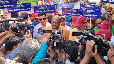 বগুড়ায় সাংবাদিকদের সঙ্গে কথা বলছেন বাণিজ্যমন্ত্রী টিপু মুনশি