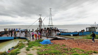 এবার বৃষ্টির কারণে মন ভরে উপভোগ করতে পারছেন না তারা
