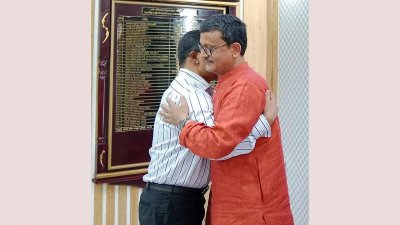 নৌপরিবহন মন্ত্রণালয়ের সভাকক্ষে ঈদের শুভেচ্ছা বিনিময় শেষে কোলাকুলি করেন নৌপরিবহন প্রতিমন্ত্রী খালিদ মাহমুদ চৌধুরী