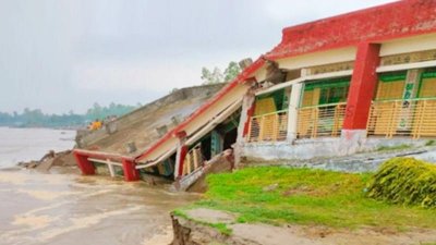 যমুনায় বিলীন হয়েছে এলাকার একমাত্র প্রাথমিক বিদ্যালয়