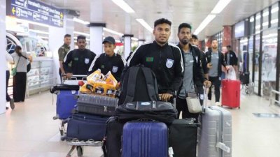 দেশে ফিরেছেন জামালরা