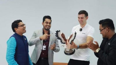 বাজপাখির স্মারক তুলে দেওয়া হয় মার্টিনেজকে