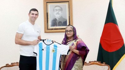 প্রধানমন্ত্রী শেখ হাসিনাকে আর্জেন্টিনার জার্সি তুলে দেন মার্টিনেজ (ছবি: ফোকাস বাংলা)