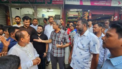 কালাচাঁদপুর এলাকায় ভোটারদের সঙ্গে আলাপ করেন মোহাম্মদ এ আরাফাত