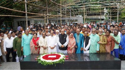 বঙ্গবন্ধুর প্রতিকৃতিতে শ্রদ্ধা নিবেদন করছেন এ.এইচ.এম. খায়রুজ্জামান লিটনসহ অন্যরা