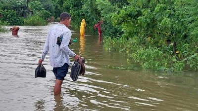 নদ-নদীর পানি উপচে ঢুকেছে নিম্নাঞ্চলে