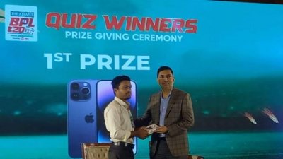 জাহিদের হাতে আইফোন তুলে দিচ্ছেন বিসিবির পরিচালক ইসমাইল হায়দার মল্লিক।
