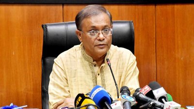 সাংবাদিকদের সঙ্গে কথা বলছেন তথ্য ও সম্প্রচারমন্ত্রী ড. হাছান মাহমুদ