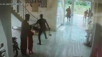 উপজেলা চত্বরেই তাকে ধাওয়া করেন অভিযুক্তরা