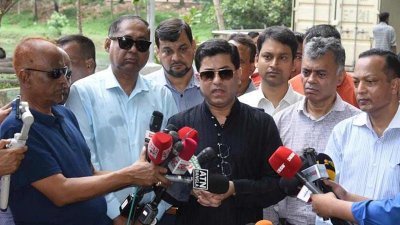 হাতিরঝিলে পানি নিষ্কাশন যন্ত্র পরিদর্শন শেষে সাংবাদিকদের সঙ্গে কথা বলেন মেয়র শেখ ফজলে নূর তাপস