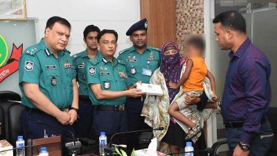 নিহত মনিরুজ্জামানের স্ত্রীর হাতে দুই লাখ টাকার আর্থিক অনুদান তুলে দেন ডিএমপি কমিশনার খন্দকার গোলাম ফারুক