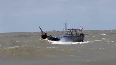 নোয়াখালীর হাতিয়ায় এমভি ফাতেমা-১ নামে মাছ ধরা একটি ট্রলারডুবির ঘটনা ঘটেছে